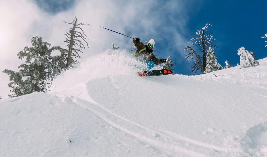 skier dans l'air panorama blanc