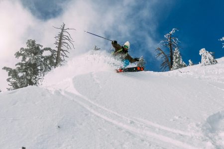skier dans l'air panorama blanc