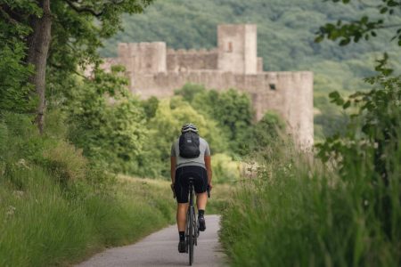 "Balades à vélo et châteaux méconnus de l’Ain : une immersion entre histoire et nature"